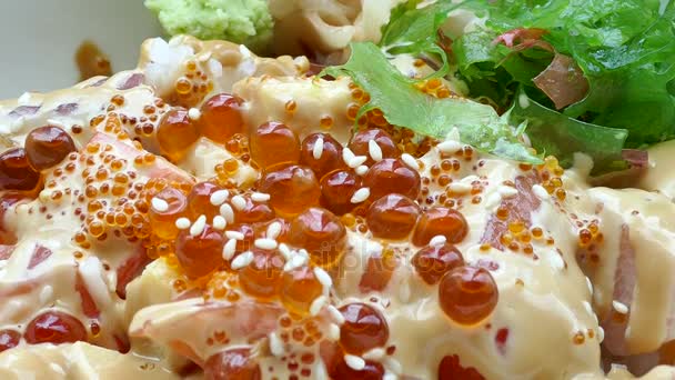 Салат из лосося с овощами — стоковое видео