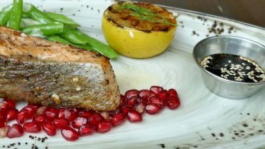 Soslu ızgara somon bifteği.