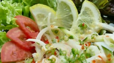 Acılı kalamar salatası