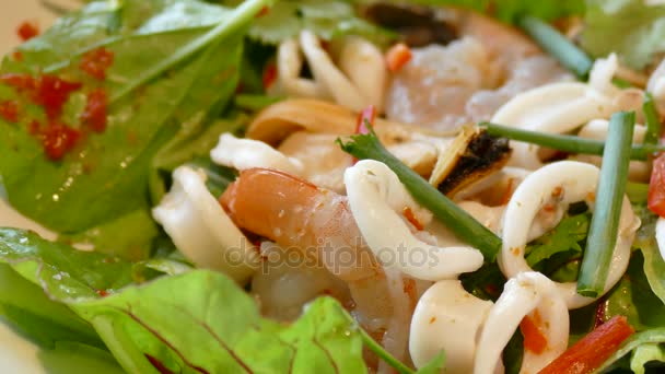 Пряный салат из морепродуктов — стоковое видео