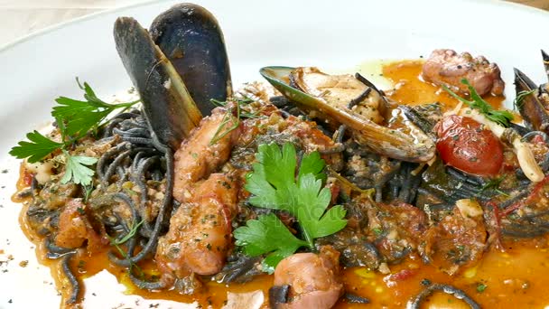 Spaghetti neri con frutti di mare — Video Stock