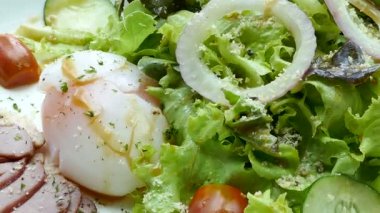 Sebze salatası ördek
