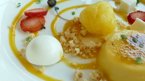 Panna cotta met mango — Stockvideo