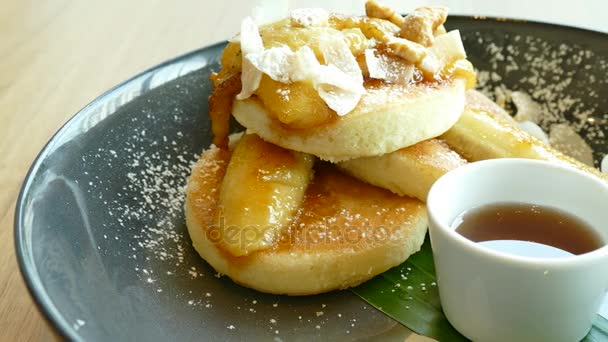 Pannkakor med bananer och honung — Stockvideo