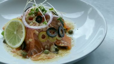 Baharatlı somon salata