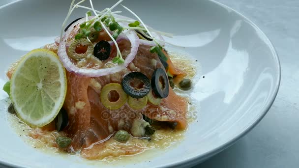 Insalata di salmone piccante — Video Stock