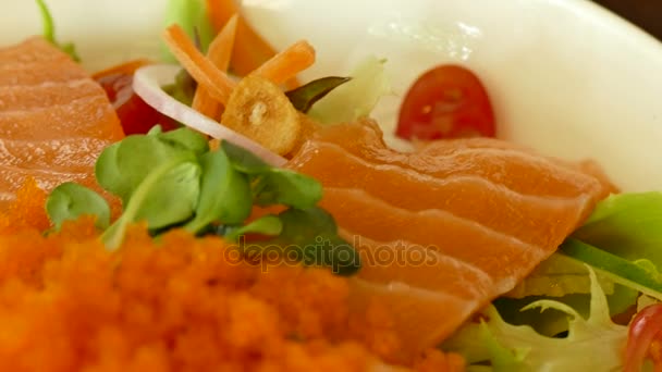 Zalm pittige salade — Stockvideo