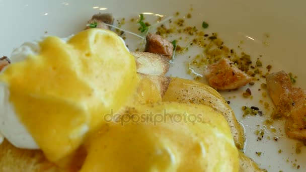 Huevos benedictos con salmón — Vídeo de stock