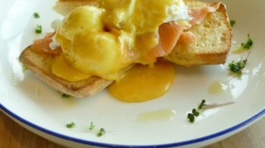 Füme somon Yumurta Benedict