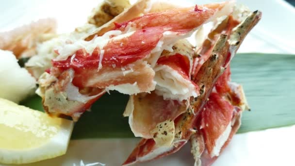 Grillad krabba taraba — Stockvideo