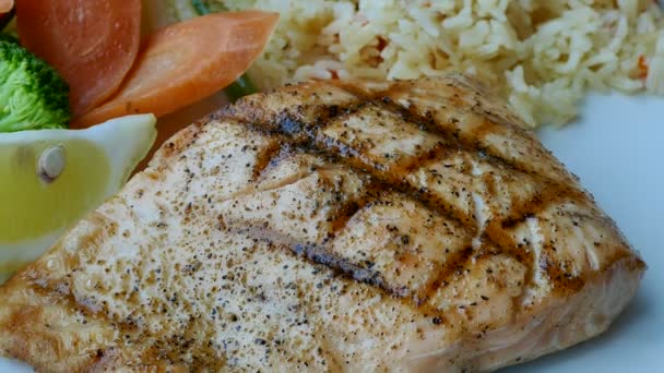 Filete de carne de salmón a la parrilla con salsa — Vídeos de Stock