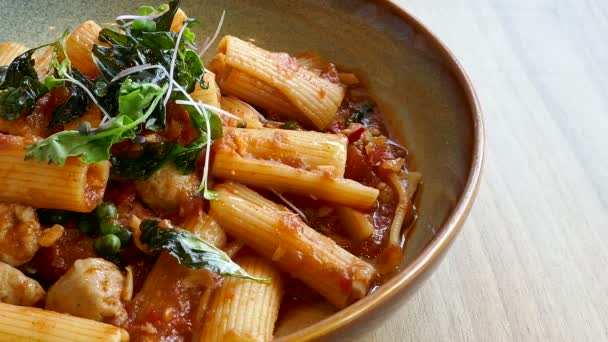 De pittige worst pasta met tomaat — Stockvideo