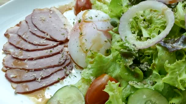 Smoked duck salad with vegetables — Stock Video