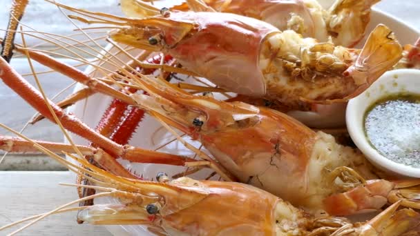 Crevettes grillées avec sauce — Video