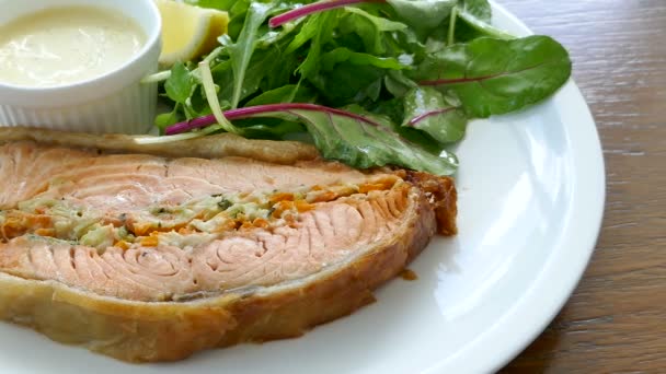М'ясний стейк з лососем на грилі з соусом — стокове відео