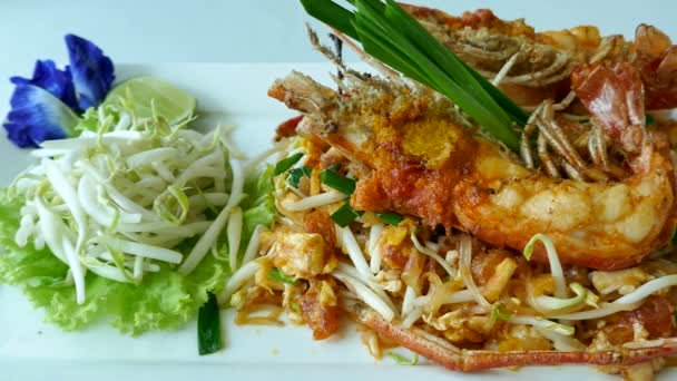 Вкусная паста из морепродуктов — стоковое видео