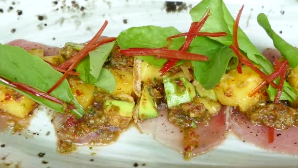 Deliciosa Ensalada Atún Con Verduras Frescas Plato Blanco — Vídeos de Stock