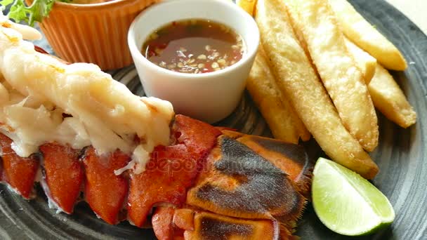 Langosta a la parrilla con papas fritas — Vídeo de stock