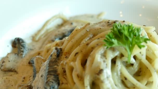 美味的意大利面与蘑菇 — 图库视频影像