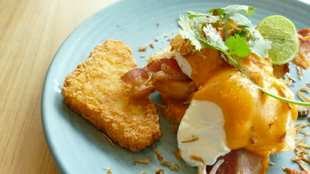 Oeufs Benedict au bacon — Video