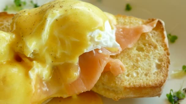 Eggs Benedict with Smoked Salmon — Stock Video