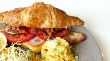 jambon ve peynirli ay çöreği