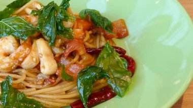 Baharatlı deniz mahsulleri spagetti