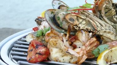 Sebzeli ızgara deniz ürünleri