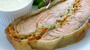 Soslu ızgara somon eti biftek
