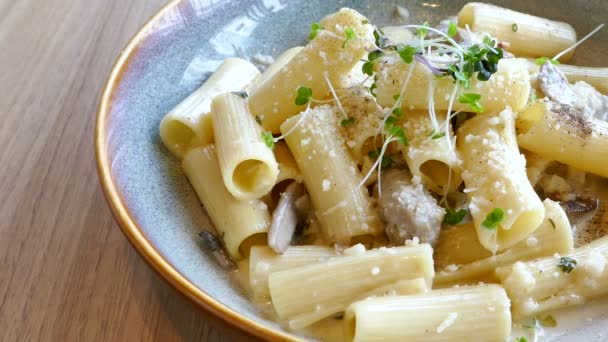 Leckere Pasta mit Pilzen — Stockvideo