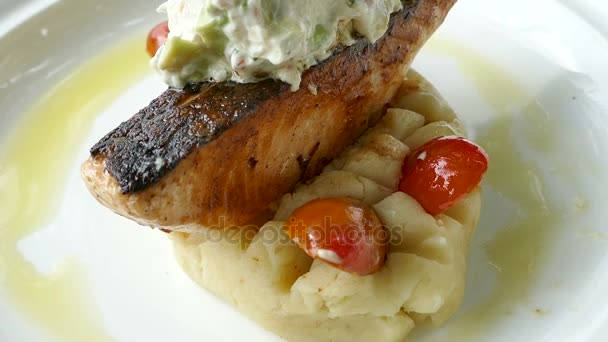 Мясо на гриле со стейком из лосося и картошкой — стоковое видео