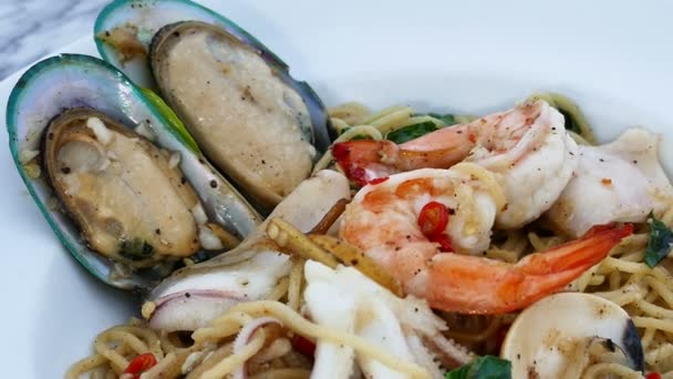 Delicious seafood pasta — Stock Video