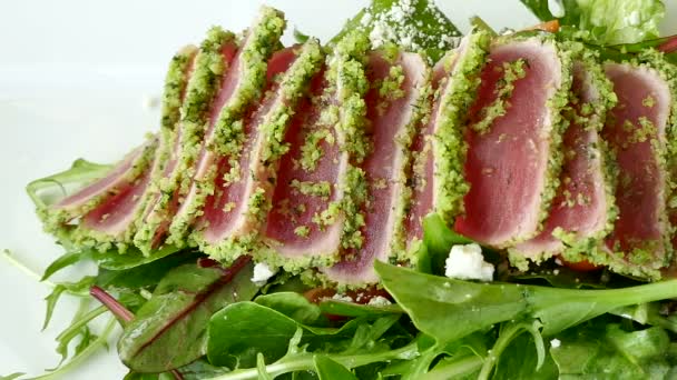 Grilovaný tuňákový steak se zeleninou — Stock video