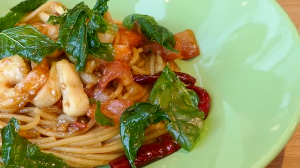 Spaghettis aux fruits de mer épicés — Video