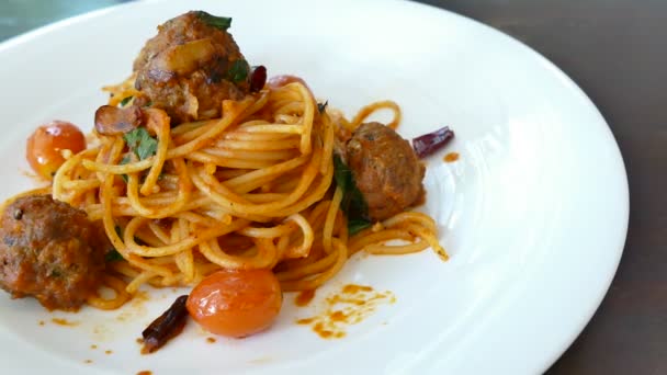 Спагетти со свиными шариками — стоковое видео
