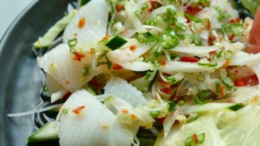 Acılı kalamar salatası