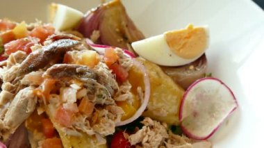 Taze sebzeli ton balığı salatası.