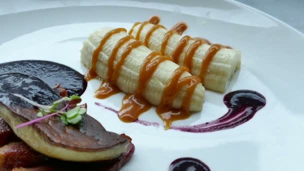 Filete de Foie gras con salsa — Vídeo de stock