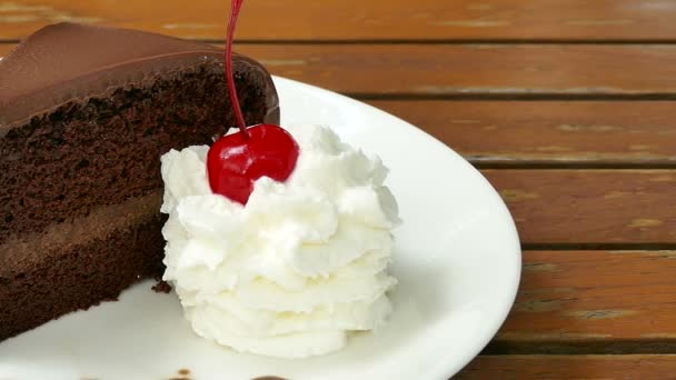 Pastel de chocolate con crema y cereza — Vídeo de stock