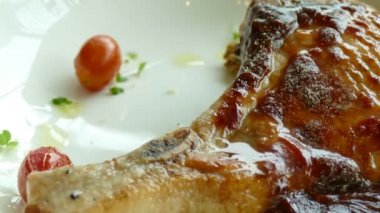 Izgara domuz pirzolası.