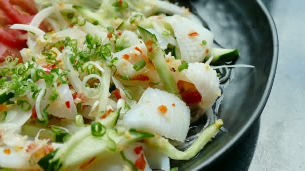 Pittige squid salade — Stockvideo