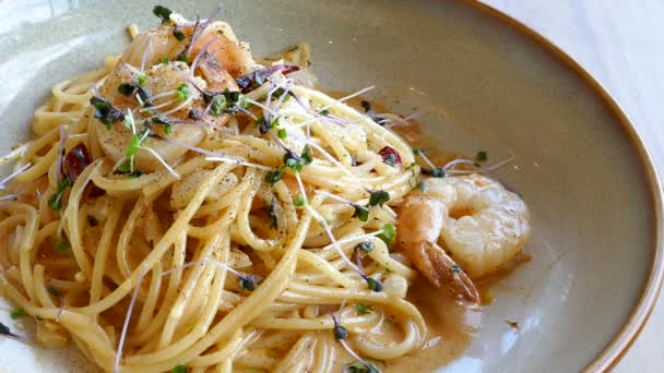 Спагетти карбонара с креветками — стоковое видео