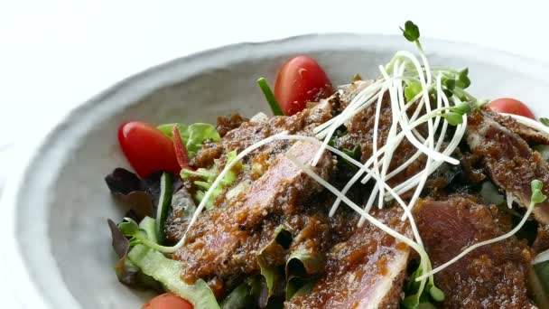 Izgara ton balıklı salata — Stok video