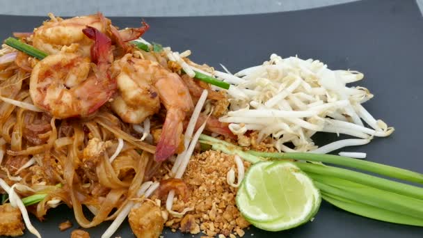 Pad thai with prawns — Stock Video