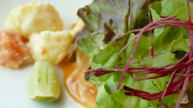 taze marul ile Somon biftek