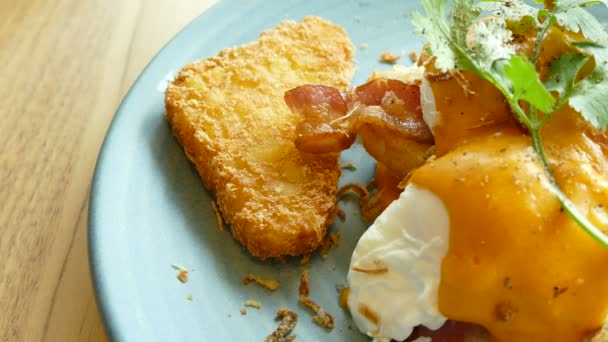 Ovos Benedict com bacon — Vídeo de Stock