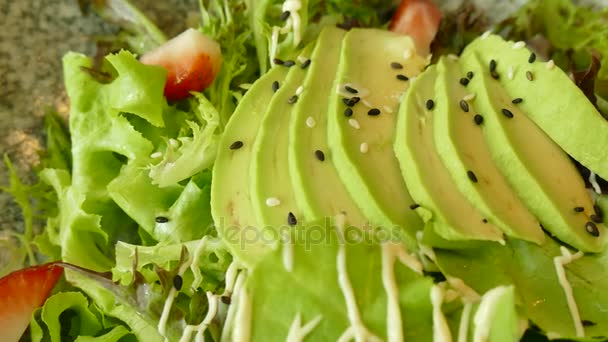 Свежий салат с авокадо — стоковое видео