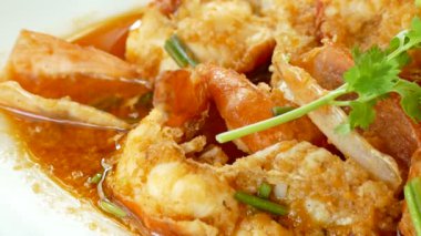 Karides acılı sos ile 