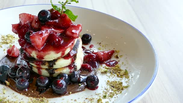 Pancakes with fresh berries — Stock Video