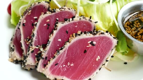 Grillad tonfisk sallad — Stockvideo